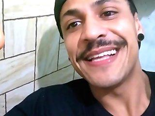 MEDI O PAU DO MEU AMIGO E CHUPEI SEM ELE QUERER. (O PAU DO BOMBADO)