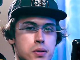 novinho afeminado fofo no cenario pc music no grindr vendo rola piroca cu punheta
